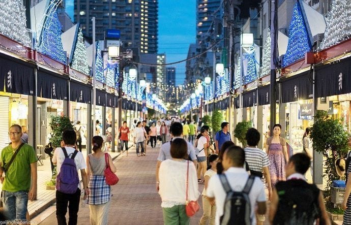 Comer en la calle del Monja Tsukishima Tokio