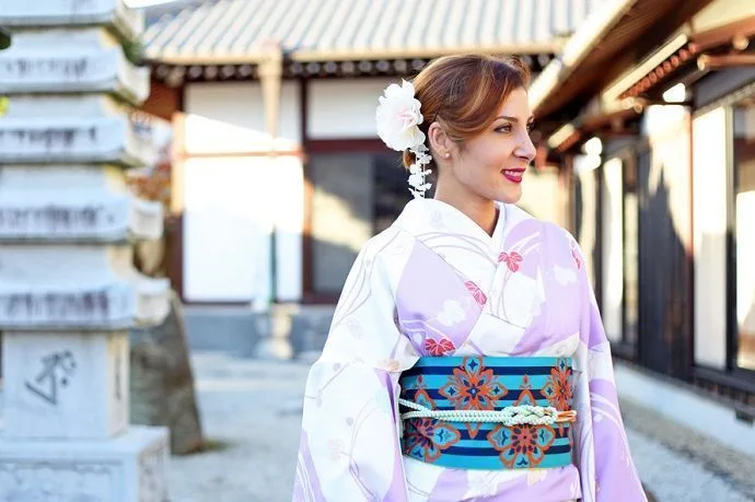 Mujer con Kimono en Kioto. Turismo. 