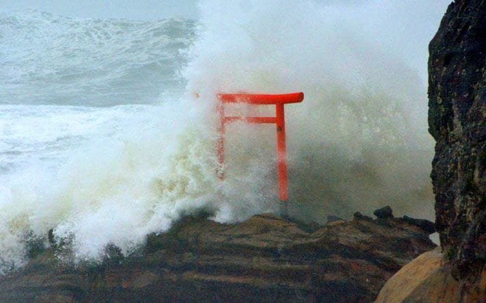 Torii azotado por tifón