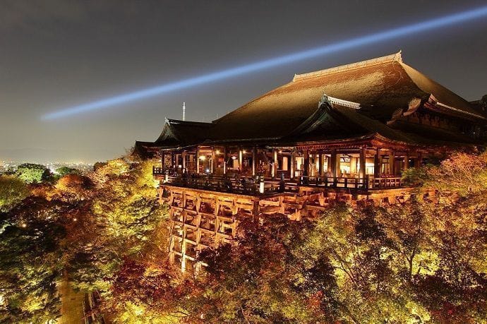 Templo Kiyomizudera de Tokio por la noche.