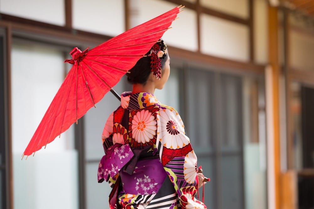 Mujer vestida de kimono en Japón