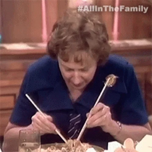 Mujer comiendo con palillos japoneses