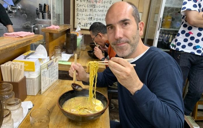 Comer con palillos en Japón