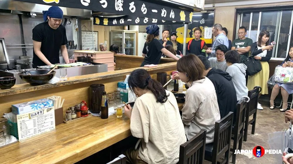 Comiendo en restaurante japonés con palillos