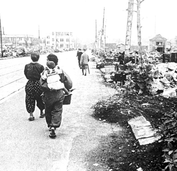 Calle destruida en el bombardeo de Tokio de 1945