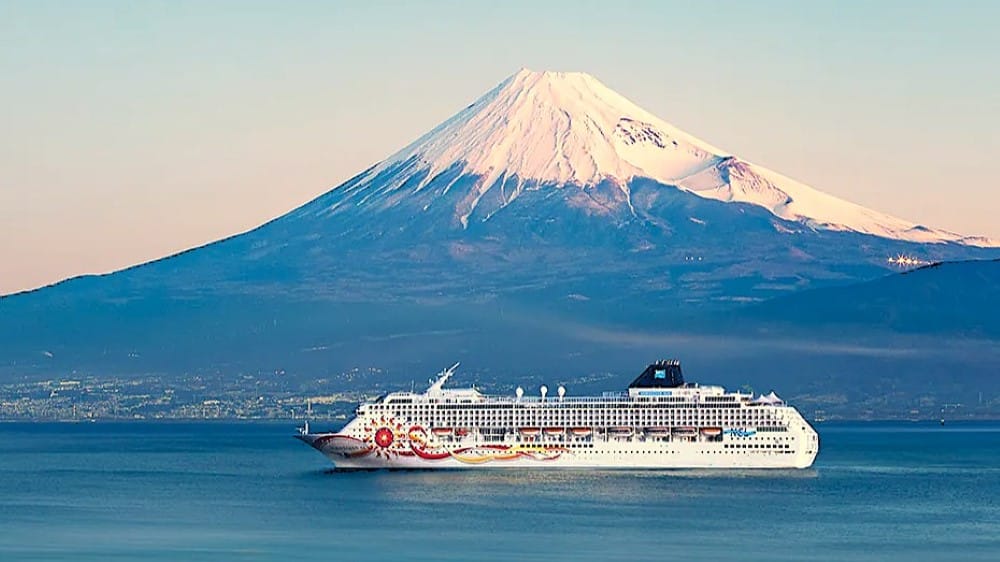 Crucero cerca del monte Fuji en Japón