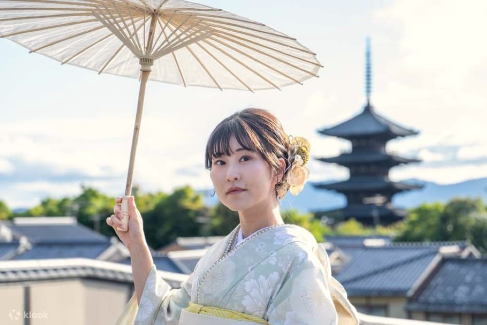 Mujer en kimono por Kamakura