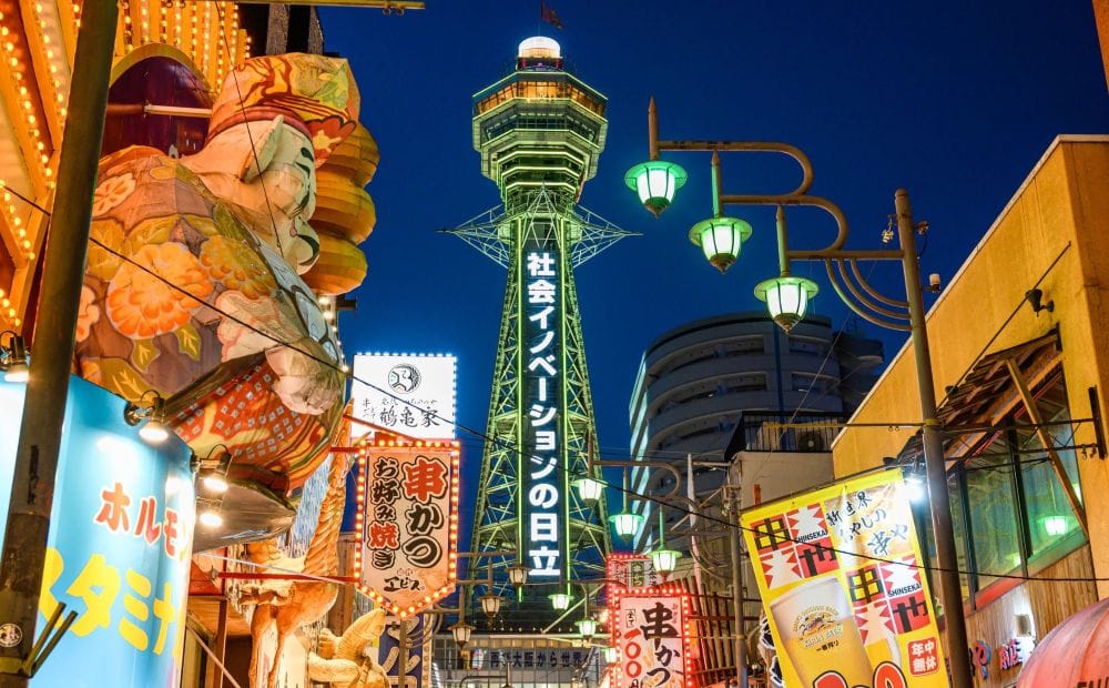 Torre Tsutenkaku por la noche